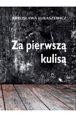 Za pierwszą kulisą